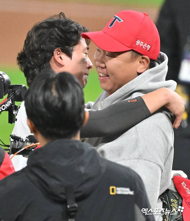 28일 오후 광주기아챔피언스필드에서 열린 '2024 신한 SOL Bank KBO 한국시리즈' 삼성 라이온즈와 KIA 타이거즈의 5차전 경기, KIA가 삼성에 7:5로 승리하며 7년 만에 통합 우승을 차지했다.  통합우승을 차지한 KIA 박찬호와 이범호 감독이 기뻐하고 있다. 광주, 김한준 기자