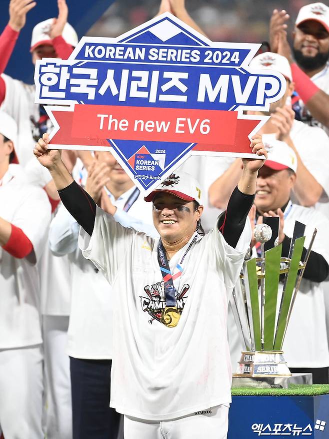28일 오후 광주기아챔피언스필드에서 열린 '2024 신한 SOL Bank KBO 한국시리즈' 삼성 라이온즈와 KIA 타이거즈의 5차전 경기, KIA가 7:5의 스코어로 승리하며 7년 만에 통합 우승을 이뤄냈다. 경기 종료 후 KIA 박찬호가 한국시리즈 5차전 데일리 MVP 수상 기념 촬영을 하고 있다. 광주, 박지영 기자