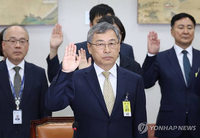 국감 출석한 정근식 서울시교육감 (서울=연합뉴스) 신준희 기자 = 정근식 서울시교육감이 22일 국회에서 열린 교육위원회의 서울시교육청 등에 대한 국정감사에 출석, 증인 선서를 하고 있다. 2024.10.22 hama@yna.co.kr