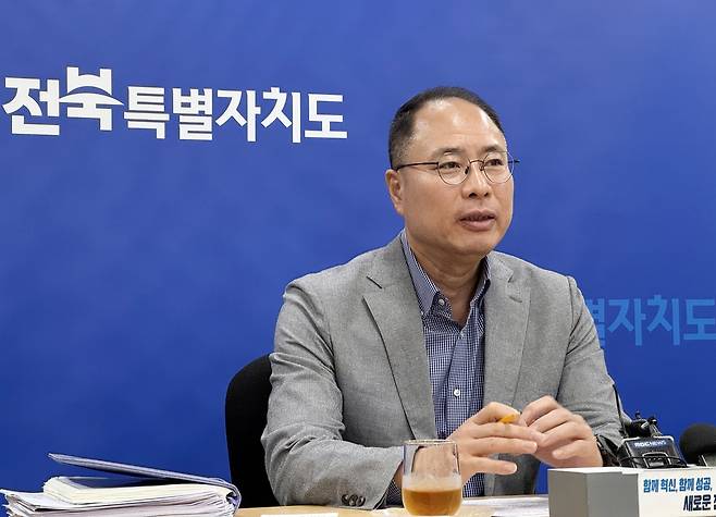 브리핑하는 방상윤 전북특별자치도 예산과장 [촬영: 임채두 기자]