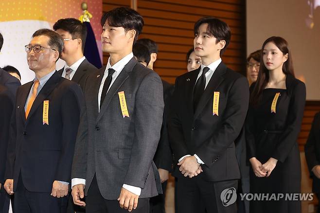 김종국·이준호·채수빈 '금융의 날' 정부 표창 (서울=연합뉴스) 류효림 기자 = 29일 서울 여의도 FKI타워에서 열린 제9회 '금융의 날' 기념식에 가수 김종국, 이준호, 배우 채수빈이 참석하고 있다. 2024.10.29 ryousanta@yna.co.kr