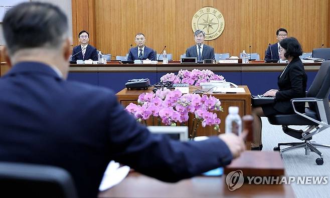 국회 정보위원회 국정원 국정감사 (서울=연합뉴스) 조태용 국정원장, 김남우 국가정보원 기조실장, 황원진 국가정보원 2차장, 윤오준 국가정보원 3차장이 29일 오전 서울 서초구 국정원에서 열린 국회 정보위원회 국정원 국정감사에 참석하고 있다. 2024.10.29 [국회사진기자단] photo@yna.co.kr