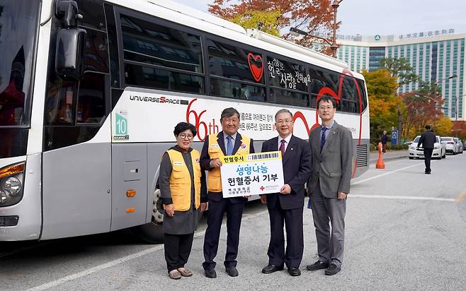 기념촬영하는 성종현 교수(왼쪽 3번째)와 관계자들 [백석대 제공. 재판매 및 DB 금지]