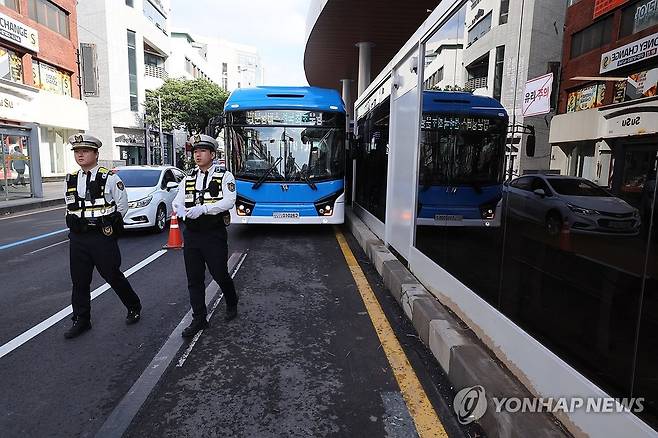 양방향 정류장을 1개로 (제주=연합뉴스) 박지호 기자 = 29일 오후 전국 최초로 제주시 광양사거리 서측에 조성된 탐라장애인복지관 '섬식 정류장'에 양문형 저상버스가 정차해 있다. 
    섬식 정류장은 양방향 정류장을 도로 중앙에 1개로 통합한 형태로, 제주도는 내년 5월까지 서광로 광양사거리∼도령마루(옛 해태동산) 3.1㎞ 구간 양방향 정류장을 섬식 정류장으로 조성할 예정이다. 2024.10.29 jihopark@yna.co.kr