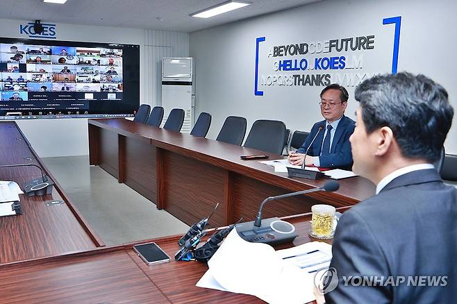 이주호 부총리 겸 교육부 장관이 지난 11일 오전 서울 영등포구 한국교육시설안전원에서 화상으로 열린 의과대학 운영 대학 총장 간담회에서 발언하고 있다. [연합뉴스 자료사진. 재판매 및 DB 금지]