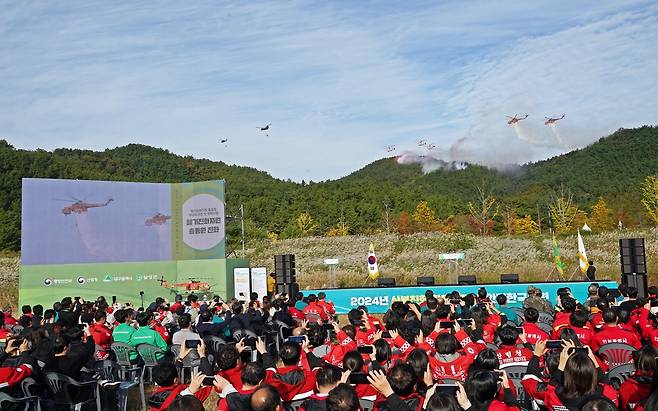 2024 산불진화 합동훈련 및 안전한국훈련   (대구=연합뉴스) 산림청 주최로 29일 대구 달성군 일원에서 열린 '2024 산불진화 합동훈련 및 안전한국훈련'에서 헬기가 산불을 진화하고 있다. 2024.10.29 [산림청 제공. 재판매 및 DB 금지]