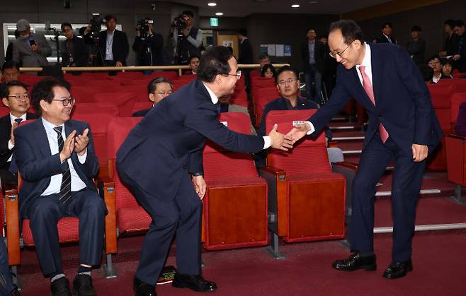 추경호 국민의힘 원내대표가 30일 오후 서울 여의도 국회 의원회관에서 열린 ‘초저출생 예산, 어디에 쓰고 어떻게 마련할까’ 여야 공동토론회에 참석하며 박홍근 더불어민주당 의원과 인사하고 있다. (사진=뉴시스)