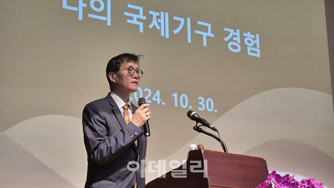 이창용 한국은행 총재가 30일 서울 마포구 서강대학교 성이냐시오관 소강당에서 ‘글로벌시대 세상을 이끄는 사람들’이라는 주제로 열린 특별강연에서 발언하고 있다.(사진=하상렬 기자)