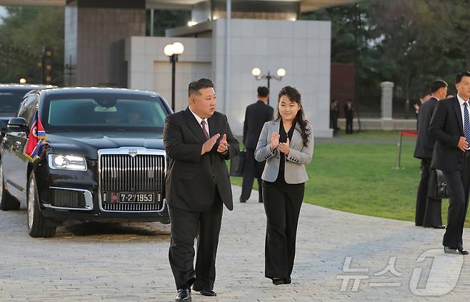 북한 노동당 기관지 노동신문은 11일 "조선노동당 창건 79주년 경축공연이 10일 당 중앙간부학교에서 성대히 진행됐다＂며 공연에 참석한 김정은 당 총비서와 주애의 사진을 보도했다. 신문은 공연에 ＂주체혁명 위업 완수를 위한 영웅적 장로에서 우리 인민이 위대한 당을 우러러 터뜨린 노동당 송가들과 애국의 노래들이 올랐다＂라고 전했다. [국내에서만 사용가능. 재배포 금지. DB 금지. For Use Only in the Republic of Korea. Redistribution Prohibited] rodongphoto@news1.kr