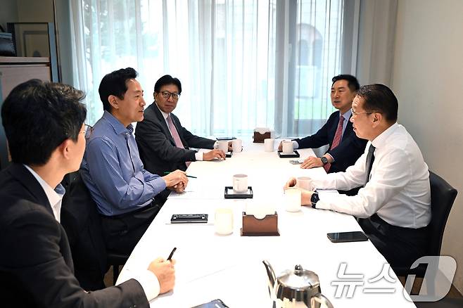 오세훈 서울시장과 박형준 부산시장, 국민의힘 김기현, 권영세 의원(왼쪽 두번째부터 시계방향으로)  29일 오전 서울 시내 한 식당에서 조찬 간담회를 하고 있다.(서울시 제공)2024.10.29/뉴스1