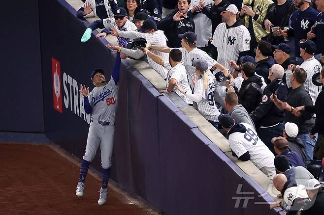 WS 도중 뜬공을 잡은 다저스 무키 베츠 글러브서 공 빼낸 비매너 관중이 퇴장당했다. ⓒ AFP=뉴스1