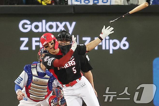 25일 오후 대구 삼성라이온즈파크에서 열린 프로야구 '2024 신한 SOL 뱅크 KBO 포스트시즌' 한국시리즈 3차전 KIA 타이거즈와 삼성 라이온즈의 경기, KIA 김도영이 8회초 2사 2루에서 적시타를 치고 있다. 2024.10.25/뉴스1 ⓒ News1 김진환 기자