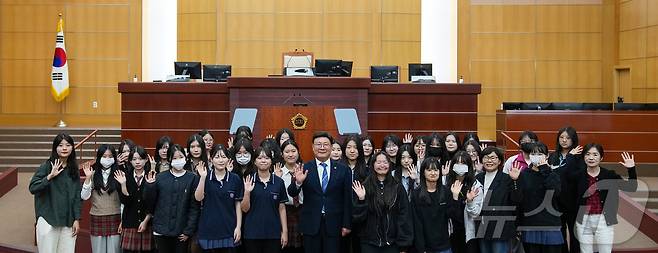 30일 전북자치도 본회의장에서 전주 유일여자고등학교 학생들이 참여한 제5회 청소년 모의의회가 열렸다.(의회제공)2024.10.30/뉴스1