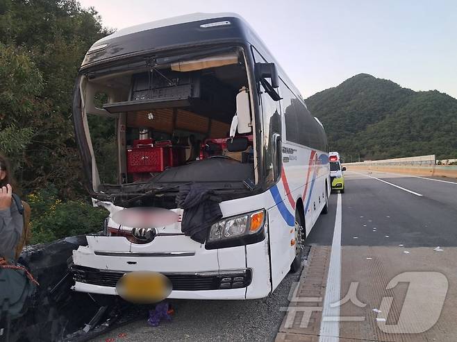 30일 오후 4시 40분쯤 순천완주고속도로(순천방면) 구례 2터널 인근에서 추돌사고가 발생해 관광버스가 파손돼 있다.(구례소방서 제공)2024.10.30/뉴스1