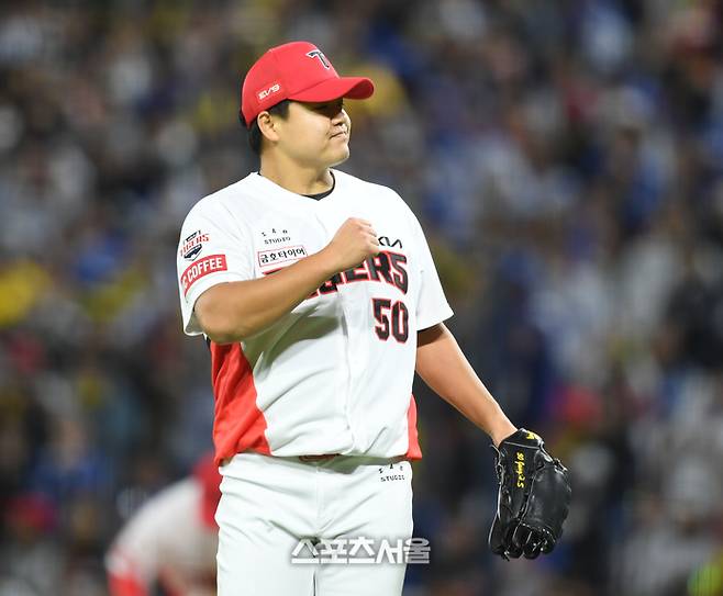 KIA 투수 장현식이 23일 광주기아챔피언스필드에서 열린 삼성과 2024 KBO 한국시리즈 2차전 6회초 2사1,3루 상대 김헌곤을 내야땅볼로 처리한 후 환호하고 있다.  2024. 10. 23. 광주 | 최승섭기자 thunder@sportsseoul.com