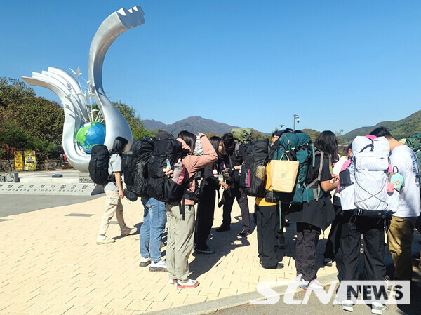 포천시 영북면에 위치한 '비둘기낭 폭포' 주차장에서 트레킹 마니아들이 일행들을 기다리기 위해 집결해 있다 / 사진┃STN뉴스 DB.