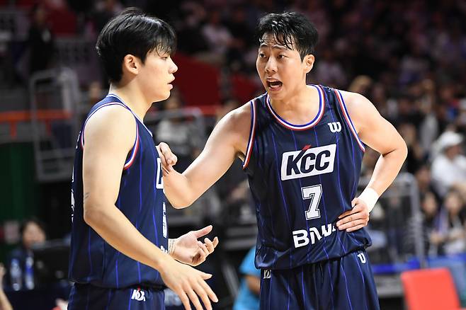 KCC 김동현과 정창영. 사진제공=KBL