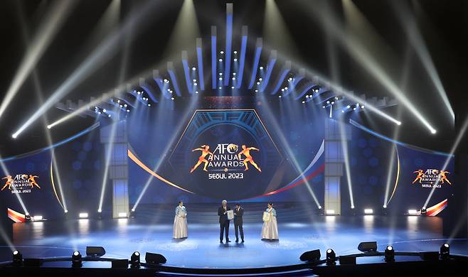 한국에서 열린 아시아축구연맹 시상식

    (서울=연합뉴스) 한상균 기자 = 정몽규 대한축구협회장과 셰이크 살만 빈 에브라힘 알 칼리파 아시아축구연맹(AFC) 회장이 29일 서울 경희대학교에서 열린 AFC 2023년도 연간 시상식에서 깃발을 전달하고 있다. 2024.10.29