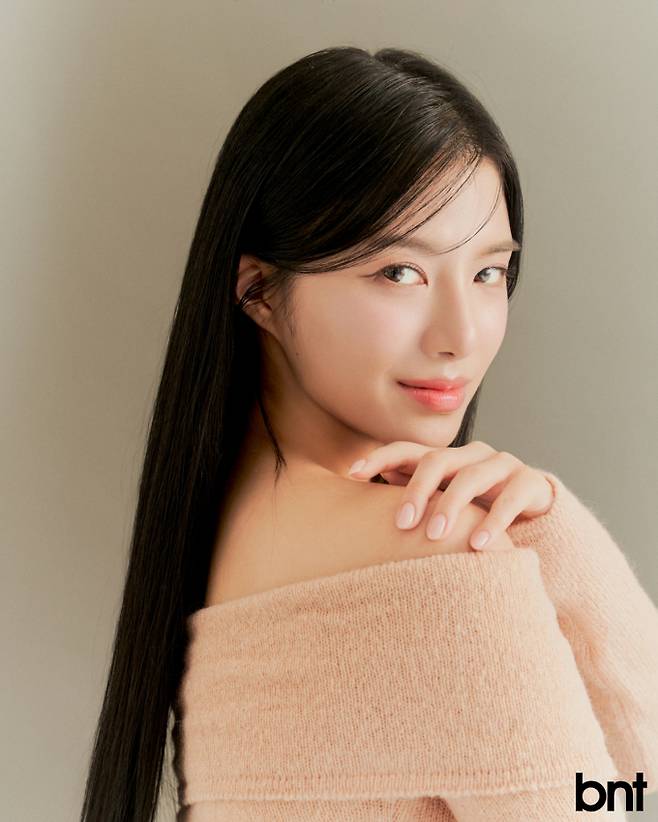 니트 톱은 낫 유어 로즈 제품.