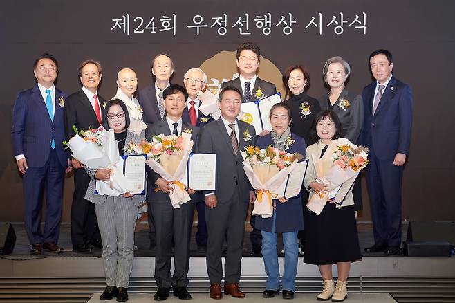 이웅열 오운문화재단 이사장(앞줄 가운데)과 수상자, 심사위원들이 제24회 우정선행상 시상식에서 단체 기념촬영을 하고 있다. /코오롱그룹