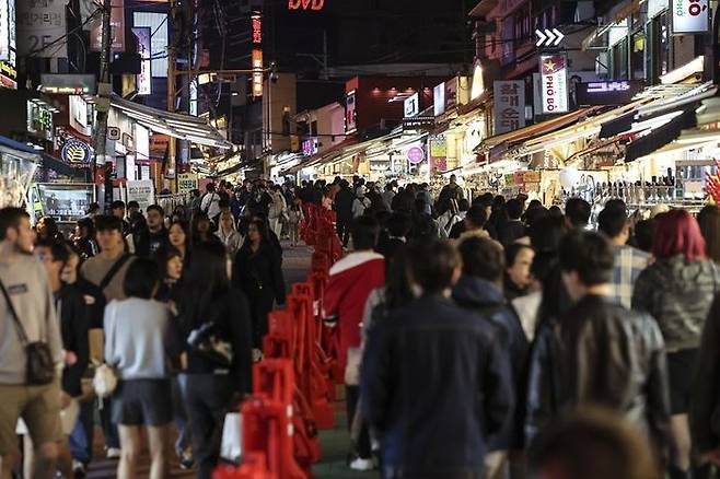 핼러윈 데이를 나흘 앞둔 27일 오후 서울 마포구 홍대입구역 인근 거리가 시민들로 붐비고 있다.ⓒ뉴시스