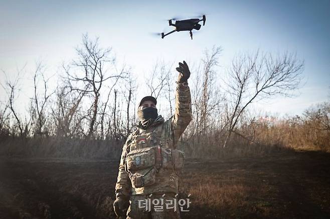 우크라이나 군인이 러시아군을 상대로 작전 중 드론을 날리고 있다(자료사진). ⓒAP/뉴시스