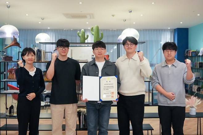 이규호 울산과학기술원(UNIST) 전기전자공학과 교수가 지도한 지능형시스템연구실 연구팀. 왼쪽부터 서보경, 장우영, 정주은, 김승빈, 이상호 학생. UNIST 제공