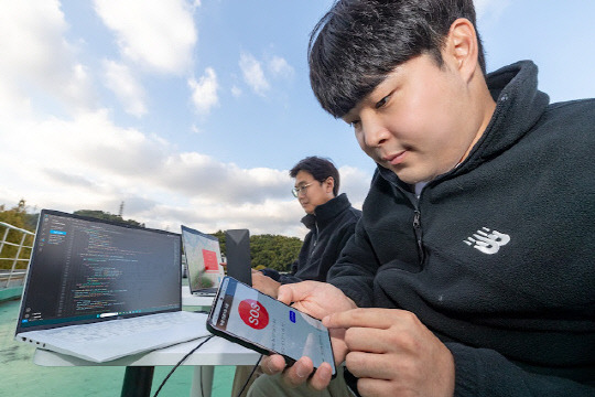 KT 네트워크부문 임직원이 서울 서초구 KT연구개발센터에서 IoT NTN 긴급구조 기술의 성능을 점검하고 있다. KT 제공