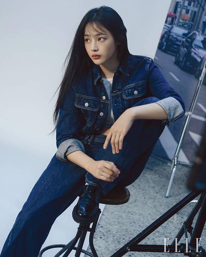 민지가 입은 오버사이즈 데님 트러커 재킷과 와이드 데님 팬츠는 모두 Calvin Klein Jeans. 면 티셔츠 브라렛은 Calvin Klein Underwear.