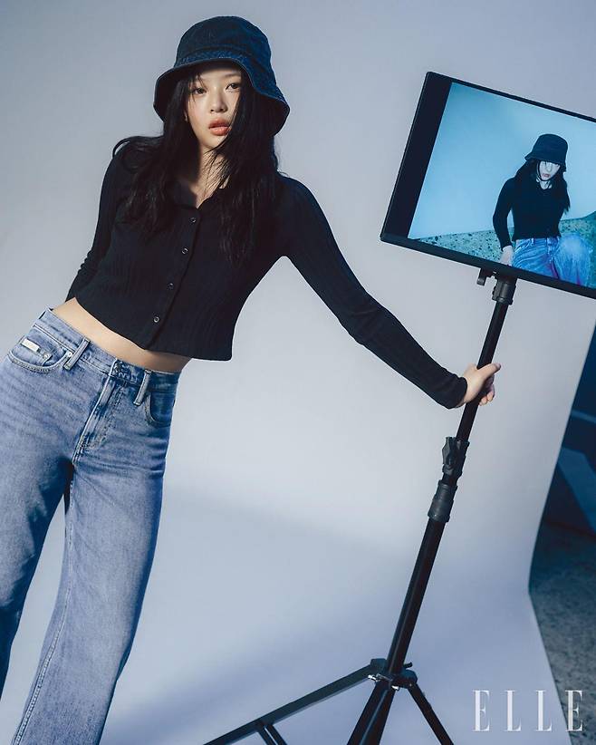 하니가 입은 폴로 셔츠와 루스한 핏의 데님 팬츠, 데님 버킷 햇은 모두 Calvin Klein Jeans.