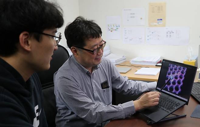 이재동 교수(오른쪽)와 연구원이 연구관련 이야기를 나누고 있다.