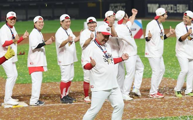 28일 광주 기아챔피언스필드에서 2024 신한 SOL뱅크 KBO 포스트시즌 한국시리즈 우승팀 KIA 타이거즈 선수와 이범호 감독이 삐끼삐끼 춤을 추고 있다. 연합뉴스