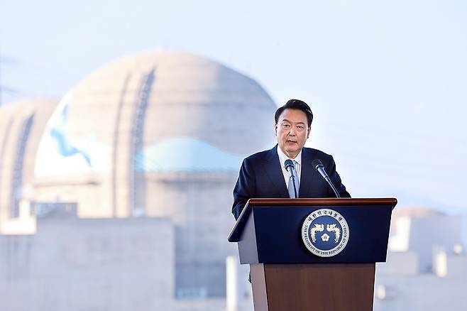 윤석열 대통령이 30일 경북 울진군 한국수력원자력 한울원자력본부에서 열린 신한울 원전 1·2호기 종합준공 및 3·4호기 착공식에서 축사를 하고 있다. (대통령실통신사진기자단) 2024.10.30.(사진=뉴시스)