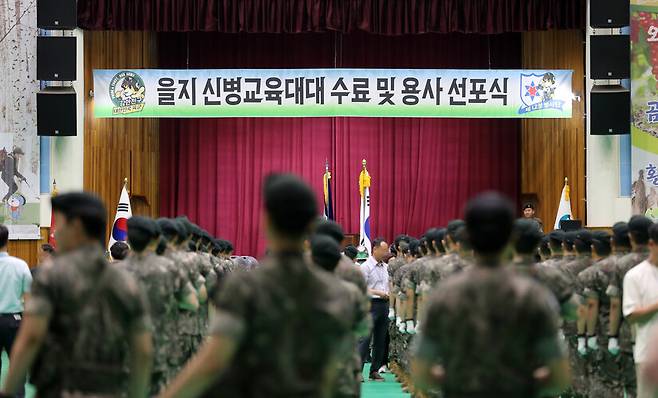 지난 6월19일 오전 강원 인제군 인제읍 남북리 인제체육관에서 육군 12사단 신병교육대대 수료식이 진행되고 있다. 이날 체육관 입구에는 최근 군기훈련(얼차려)을 받다가 쓰러져 숨진 훈련병을 추모하는 공간이 마련됐다. 연합뉴스