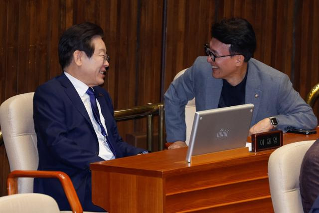 이재명 더불어민주당 대표와 김민석 최고위원이 지난달 26일 오후 서울 여의도 국회에서 열린 제418회국회(정기회) 제9차 본회의에서 대화를 나누고 있다. 뉴스1