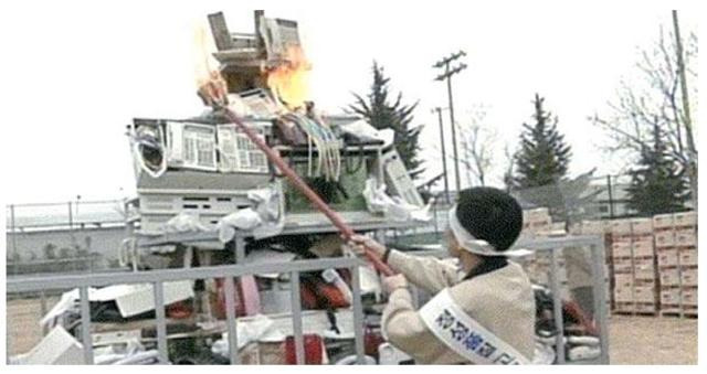 1995년 삼성전자 구미사업장 운동장에서 애니콜 등 불량품 15만 대를 전량 폐기하는 모습. '애니콜 화형식'으로 불렸다. 삼성전자 제공