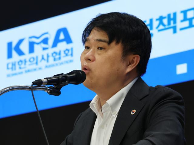 임현택 대한의사협회장이 15일 오후 서울 용산구 대한의사협회 회관 대강당에서 열린 의료정책연구원 의료정책포럼에서 격려사를 하고 있다. 뉴스1