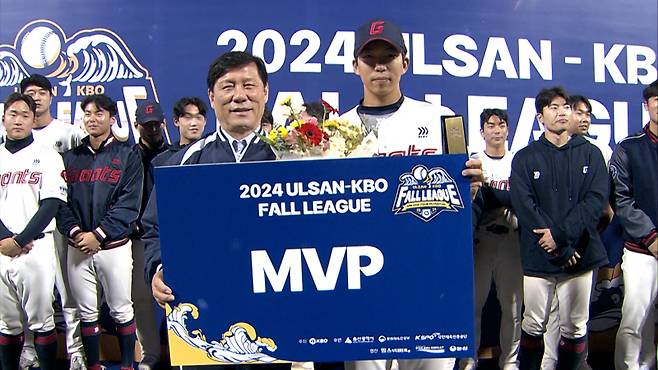 대회 MVP 김민석(오른쪽)과 허구연 KBO 총재. 사진=KBO 제공