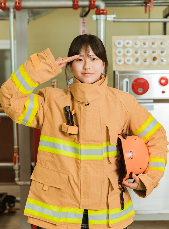 조일고 소방안전과 학생이 포즈를 취하고 있다 [사진=조일고등학교]