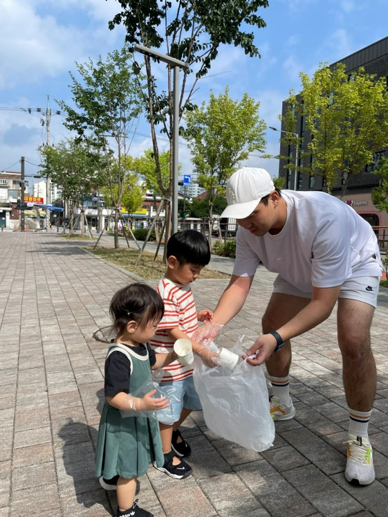 동아쏘시오홀딩스 직원이 '함께하는 줍깅 캠페인'에 참여하고 있는 모습. [사진=동아쏘시오홀딩스 제공]