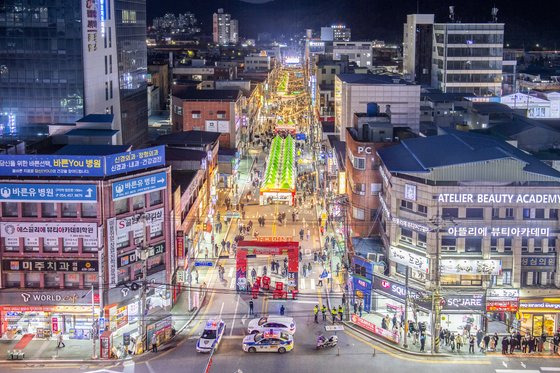 지난해 경북 구미시에서 열린 구미라면축제에 방문객이 몰려 북새통을 이루고 있다. 사진 구미시