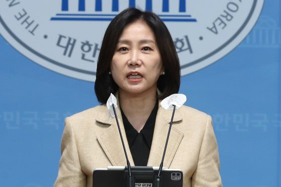 허은아 개혁신당 대표가 지난 2일 오전 서울 여의도 국회 소통관에서 기자회견을 열고 대통령 배우자 문제를 근본적으로 해결하기 위한 대통령 배우자법, 일명 '김건희법' 제정을 제안하고 있다. 뉴스1