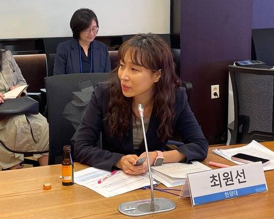 지난 25일 한양대 국제관에서 개최된 2024년 추계 공동학술회의 ‘시진핑 정부의 중국 위기 인식과 대응 방안’의 첫 세션 ‘현 시기 중국의 변화와 개혁 : 국방, 교육, 당-기업 관계’에서 한양대 중국문제연구소 최원선 연구위원이 발표하고 있다. 사진 중앙일보 중국연구소