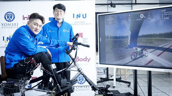 스위스 취리히에서 열린 '사이배슬론(Cybathlon) 2024' 대회에서 재활로봇자전거 종목 첫 우승을 차지한 연세대 신동준 교수(오른쪽)와 파일럿 임훈섭 선수가 28일 오후 서울 서대문구 연세대학교에서 중앙일보와 인터뷰를 하고 있다. 장진영 기자