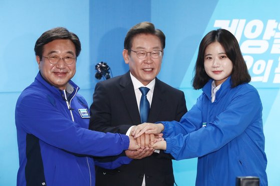 2022년 5월 30일 더불어민주당 이재명 당시 인천계양을 국회의원 후보 겸 총괄선대위원장과 윤호중·박지현 공동상임선대위원장이 인천 계양구 이재명 후보 캠프 사무실에서 합동 기자회견을 마친 뒤 손을 맞잡은 채 포즈를 취하고 있다. 국회사진기자단