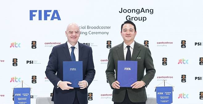 중앙그룹이 29일 서울 상암동 JTBC 건물에서 FIFA 조인식을 가졌다. 잔니 인판티노 FIFA 회장(왼쪽)과 홍정도 중앙그룹 부회장. /중앙그룹