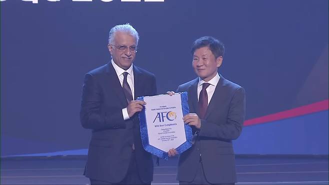 셰이크 살만 AFC 회장과 정몽규 대한축구협회장의 깃발 교환 및 기념 촬영