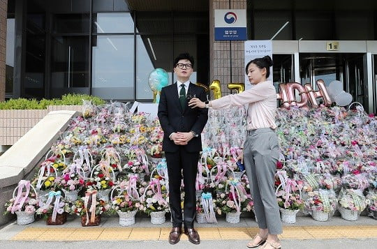 2023년 5월 17일 한동훈 당시 법무부 장관이 지지자들이 과천 법무부 청사로 보낸 축하 꽃바구니 앞에서 취임 1주년 소회를 밝히고 있다. /사진= 뉴스1