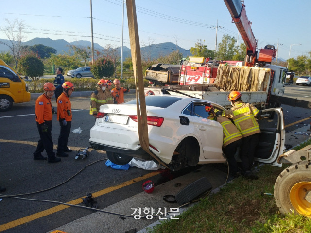 30일 오후 3시20분쯤 부산 강서구 대저동의 한 도로에서 70대 운전자가 몰던 승용차가 나무를 심는 공사장을 덮쳐 3명이 숨지는 사고가 발생했다. 부산소방재난본부 제공.