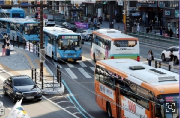 부산 시내에서 운행 중인 버스들. 사진은 특정 기사와 관련 없음.